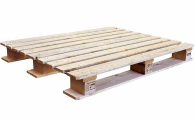 Jasna, drewniana paleta transportowa z widocznymi oznaczeniami na wspornikach, ustawiona na białym tle, prezentowana z perspektywy lekko z góry.