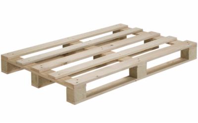 Jasna, drewniana paleta transportowa z widocznymi mocowaniami, ułożona na białym tle. Widok z perspektywy, ukazujący konstrukcję nośną.