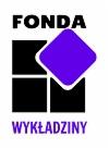Logo firmy Fonda Wykładziny: czarne kwadraty, fioletowy romb i napis WYKŁADZINY na białym tle. Elementy częściowo poza kadrem.