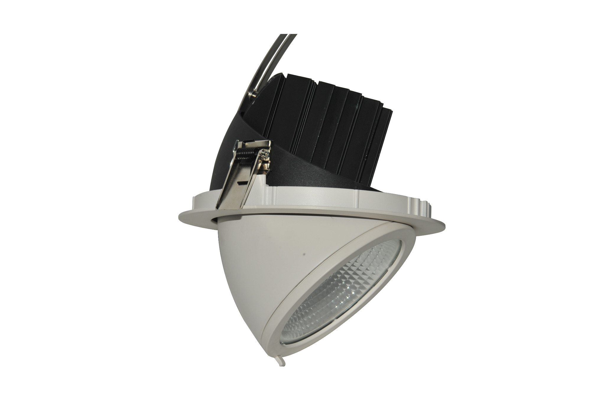 Biały, wychylny downlight LED z czarnym radiatorem, przeznaczony do montażu sufitowego, widoczny na białym tle.