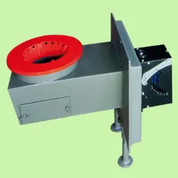 Szary automatyczny kocioł retortowy EKO-R z czerwonym pierścieniem palnika i czarną skrzynką sterującą, widoczne nóżki poziomujące.