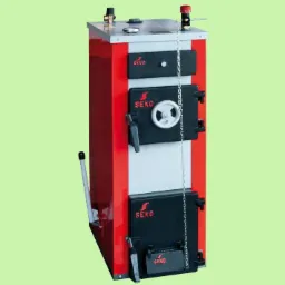 Kocioł grzewczy SEKO 1.0 (10 kW) z trzema drzwiczkami, czerwono-biała obudowa, widoczny łańcuch zabezpieczający.