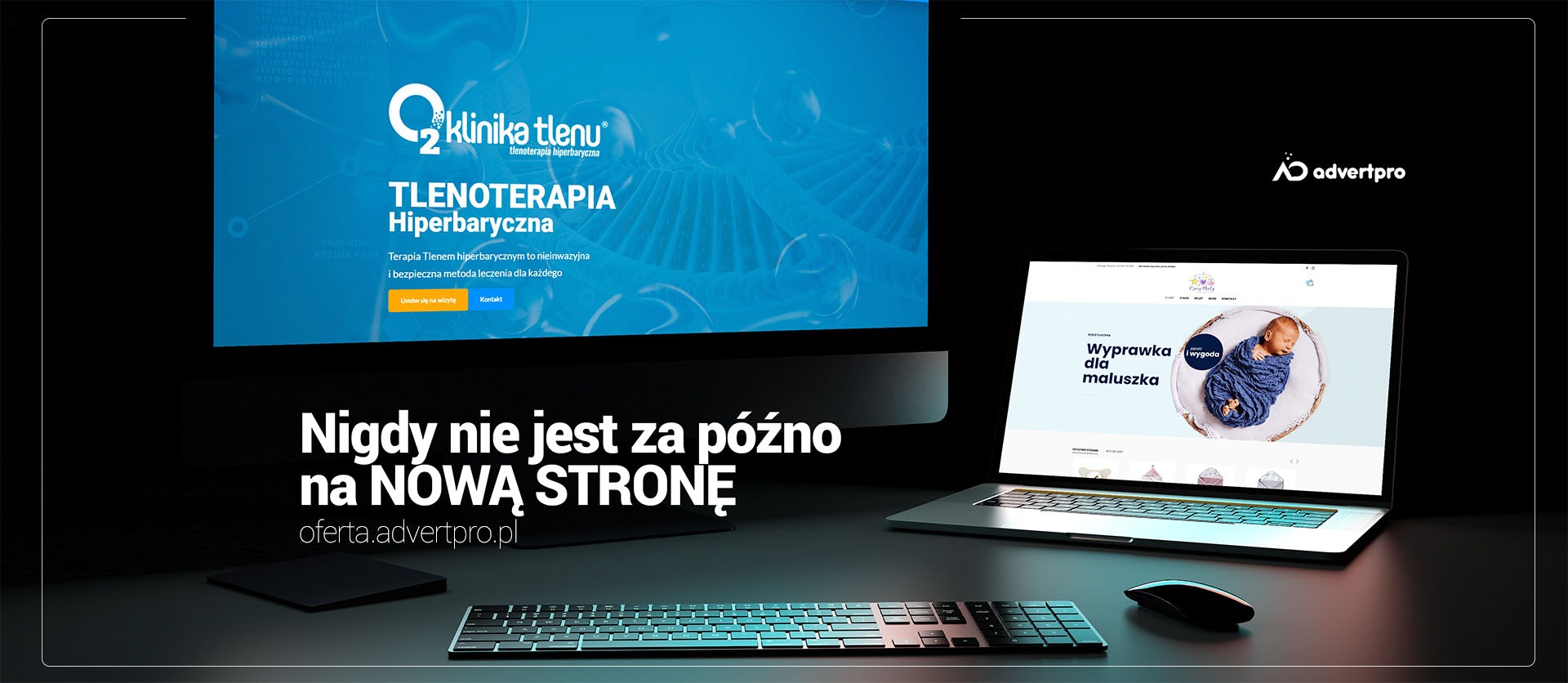 Dwa ekrany wyświetlające projekty stron internetowych: strona kliniki tlenoterapii na monitorze i strona z wyprawką dla niemowląt na laptopie, obok klawiatura i myszka.