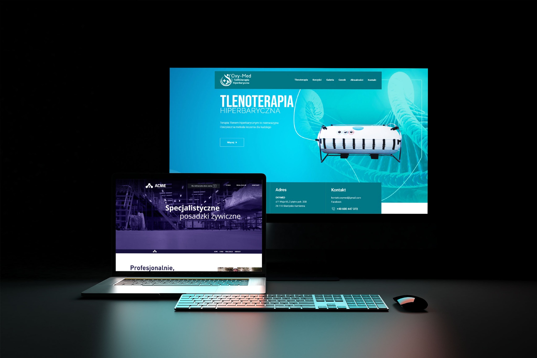 Dwa laptopy prezentujące strony internetowe z różną tematyką, jeden z tlenoterapią hiperbaryczną, drugi ze specjalistycznymi posadzkami żywicznymi, na ciemnym tle z klawiaturą i myszką.