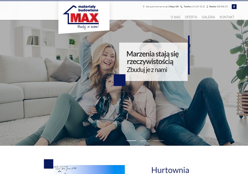 Strona internetowa firmy budowlanej z uśmiechniętą rodziną siedzącą na podłodze, tworzącą dach dłońmi, logo firmy w lewym górnym rogu, hasło 'Marzenia stają się rzeczywistością. Zbuduj je z nami'...