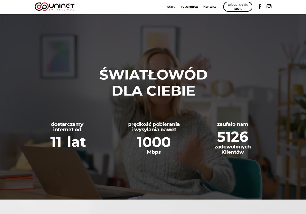 Strona internetowa dostawcy internetu światłowodowego z informacją o 11 latach działalności, prędkości pobierania 1000 Mbps i 5126 zadowolonych klientach, widoczny laptop i kobieta w tle.