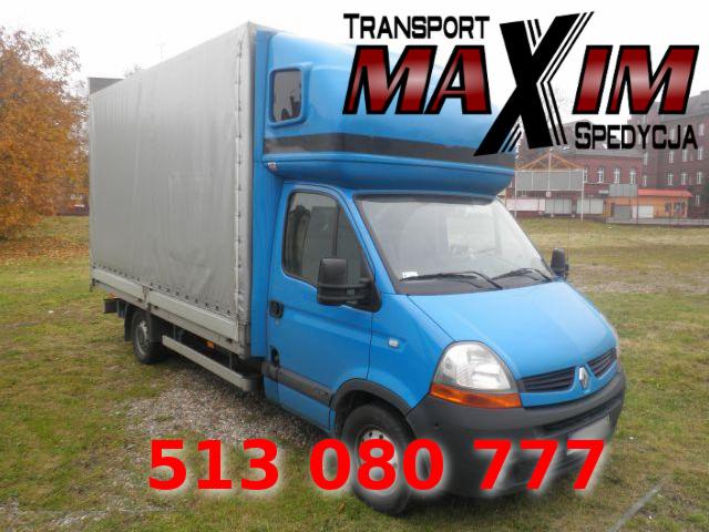 Błękitny samochód dostawczy z plandeką firmy transportowej Maxim Spedycja, Szczecin, zaparkowany na trawiastym terenie. Na plandece widoczne logo firmy.