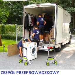 Przeprowadzka mieszkania w Warszawie z udziałem tragarzy.