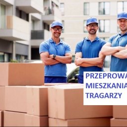 MR TRANS Małgorzata Rypień (Grupa MR Trans Przeprowadzki Warszawa) - Trzech uśmiechniętych mężczyzn w niebieskich uniformach stoi przed stosem kartonów i busem, logo firmy MR Trans w lewym górnym rogu, budynek mieszkalny w tle.