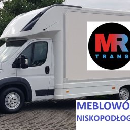 MR TRANS Małgorzata Rypień (Grupa MR Trans Przeprowadzki Warszawa) - Biały meblowóz o pojemności 20m3 z niskopodłogową platformą załadunkową, na boku widoczne logo firmy transportowej MR Trans w czarnym okręgu, zaparkowany na brukowanym placu.
