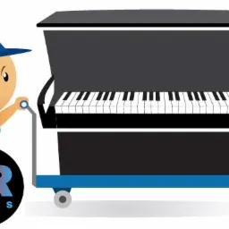 Grafika przedstawiająca postać w niebieskim uniformie i czapce pchającą wózek z pianinem, z logo 'MR TRANS' w lewym dolnym rogu.