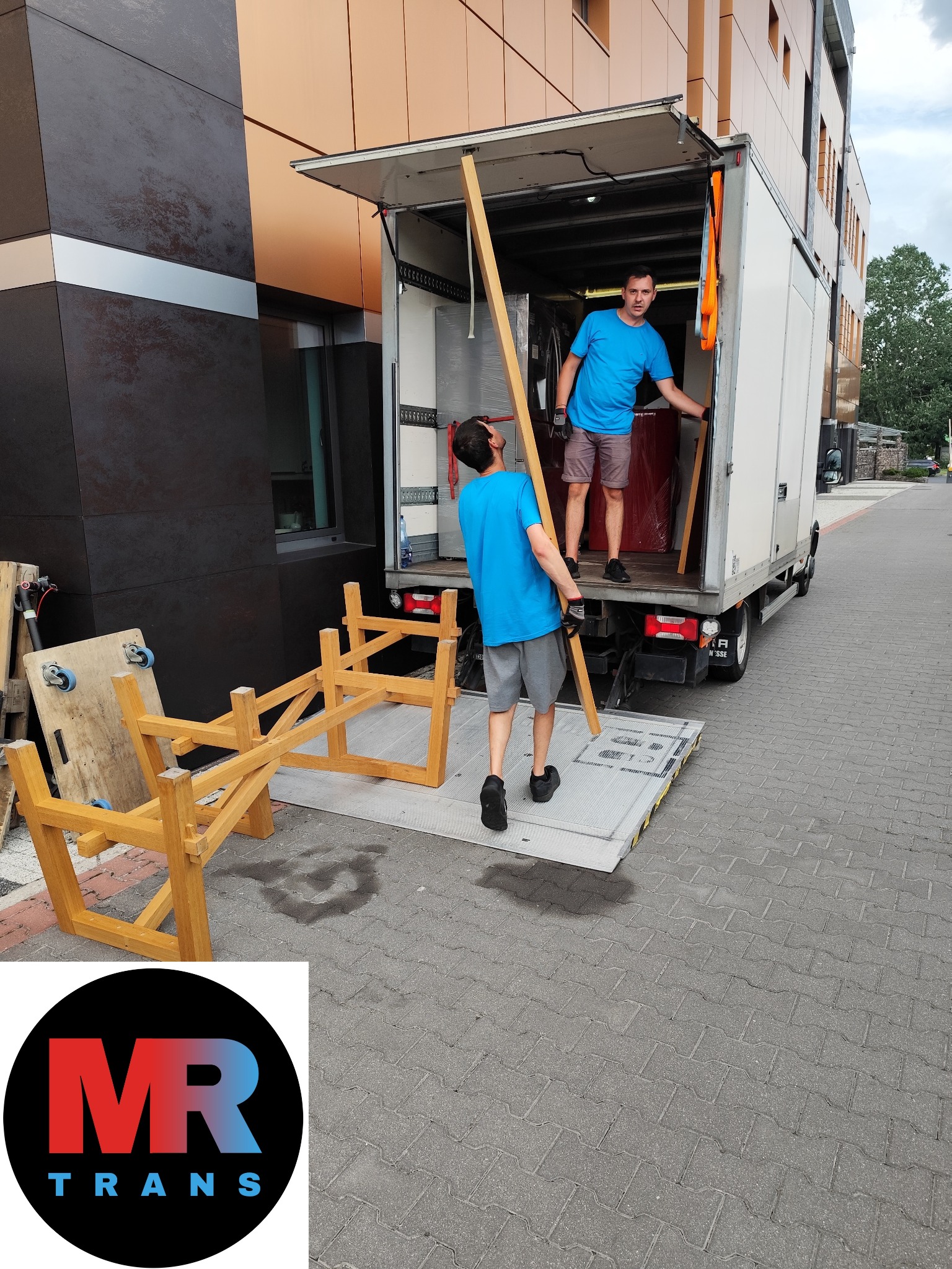 Załadunek elementów wyposażenia lokalu biurowego