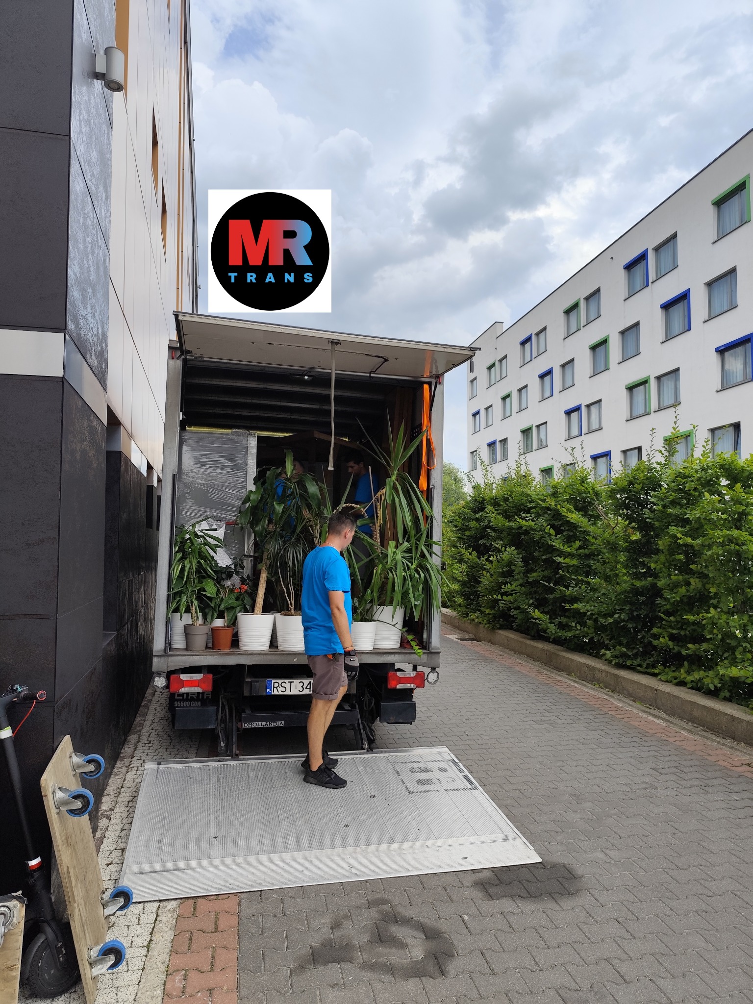 Relokacja biura. Kwiaty to też część wyposażenia biura.