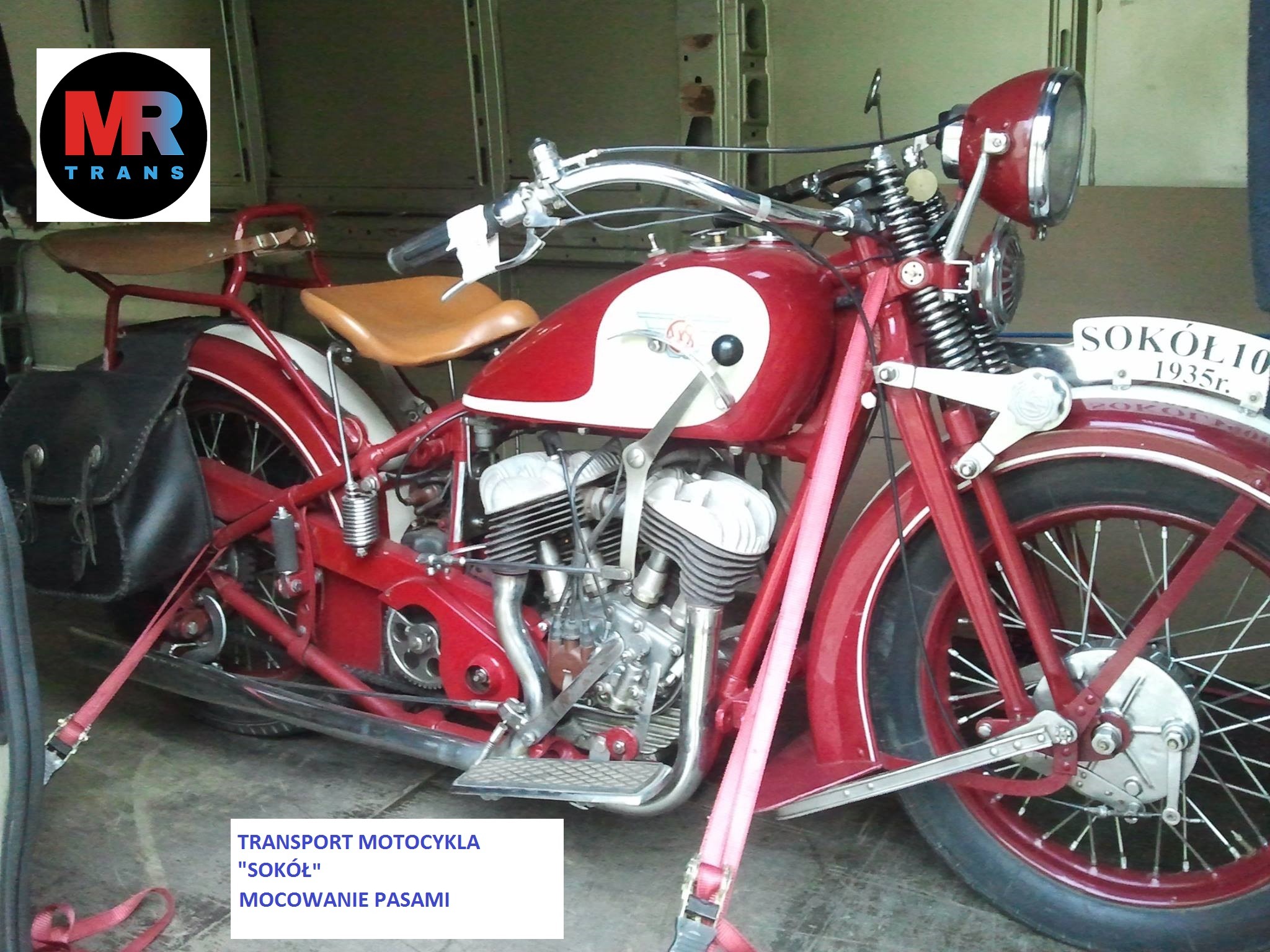 Czerwony motocykl Sokół 1000 z 1935 roku, zabezpieczony pasami transportowymi wewnątrz pojazdu dostawczego, widoczny emblemat firmy transportowej MR Trans.