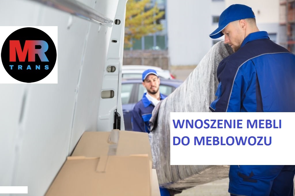 Pracownik w niebieskim uniformie wnosi zabezpieczony kocem mebel do wnętrza białego busa, drugi pracownik w tle, logo firmy na boku pojazdu.