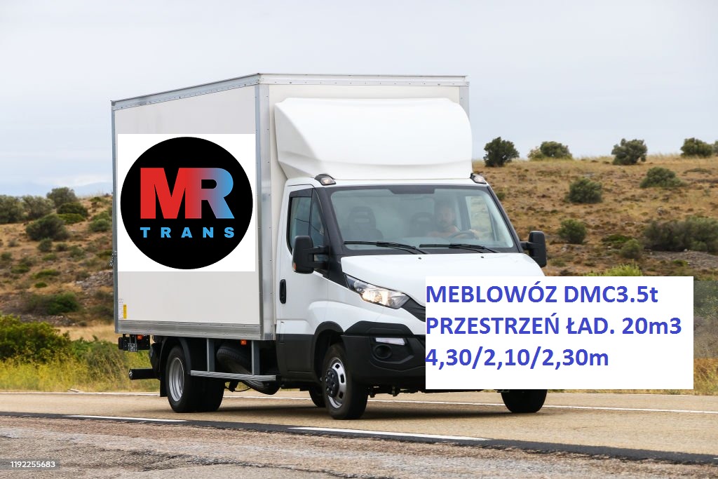 Biały samochód dostawczy z logo firmy MR TRANS na pace, jadący po asfaltowej drodze w słoneczny dzień.