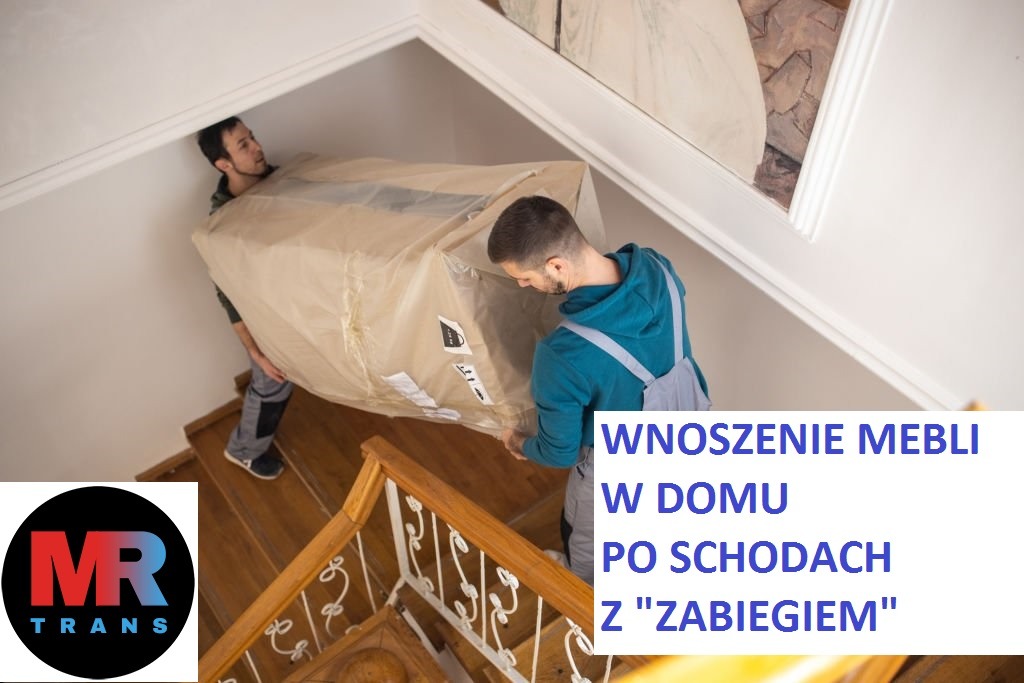 Dwóch mężczyzn wnosi zapakowany mebel po drewnianych schodach z balustradą w jasnym wnętrzu.