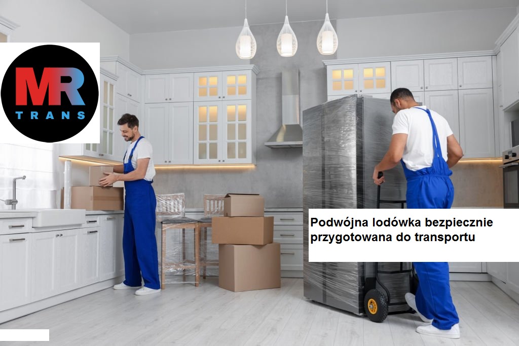 Dwóch pracowników w niebieskich kombinezonach przygotowuje sprzęt AGD i kartony do przeprowadzki w jasnej kuchni z białymi meblami, widoczne logo firmy MR Trans.