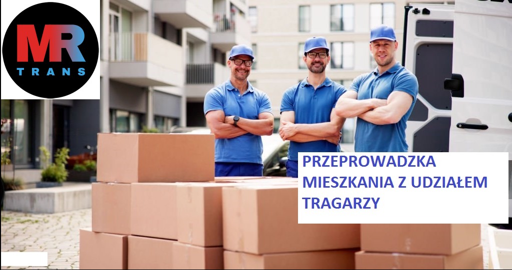 Trzech uśmiechniętych mężczyzn w niebieskich uniformach stoi przed stosem kartonów i busem, logo firmy MR Trans w lewym górnym rogu, budynek mieszkalny w tle.