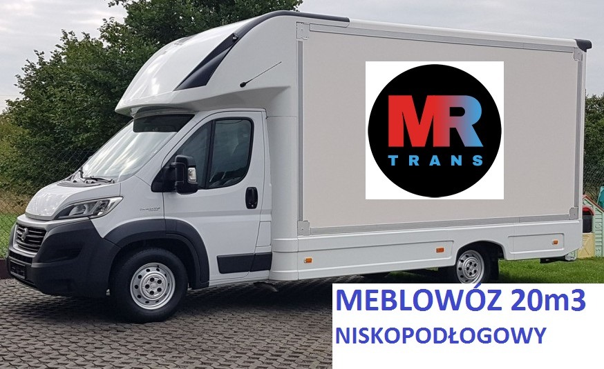 Biały meblowóz o pojemności 20m3 z niskopodłogową platformą załadunkową, na boku widoczne logo firmy transportowej MR Trans w czarnym okręgu, zaparkowany na brukowanym placu.