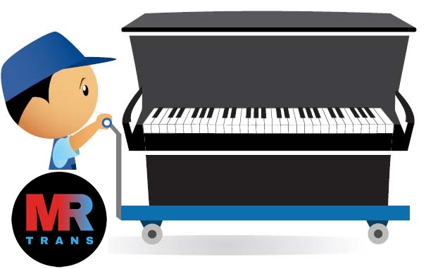 Grafika przedstawiająca postać w niebieskim uniformie i czapce pchającą wózek z pianinem, z logo 'MR TRANS' w lewym dolnym rogu.