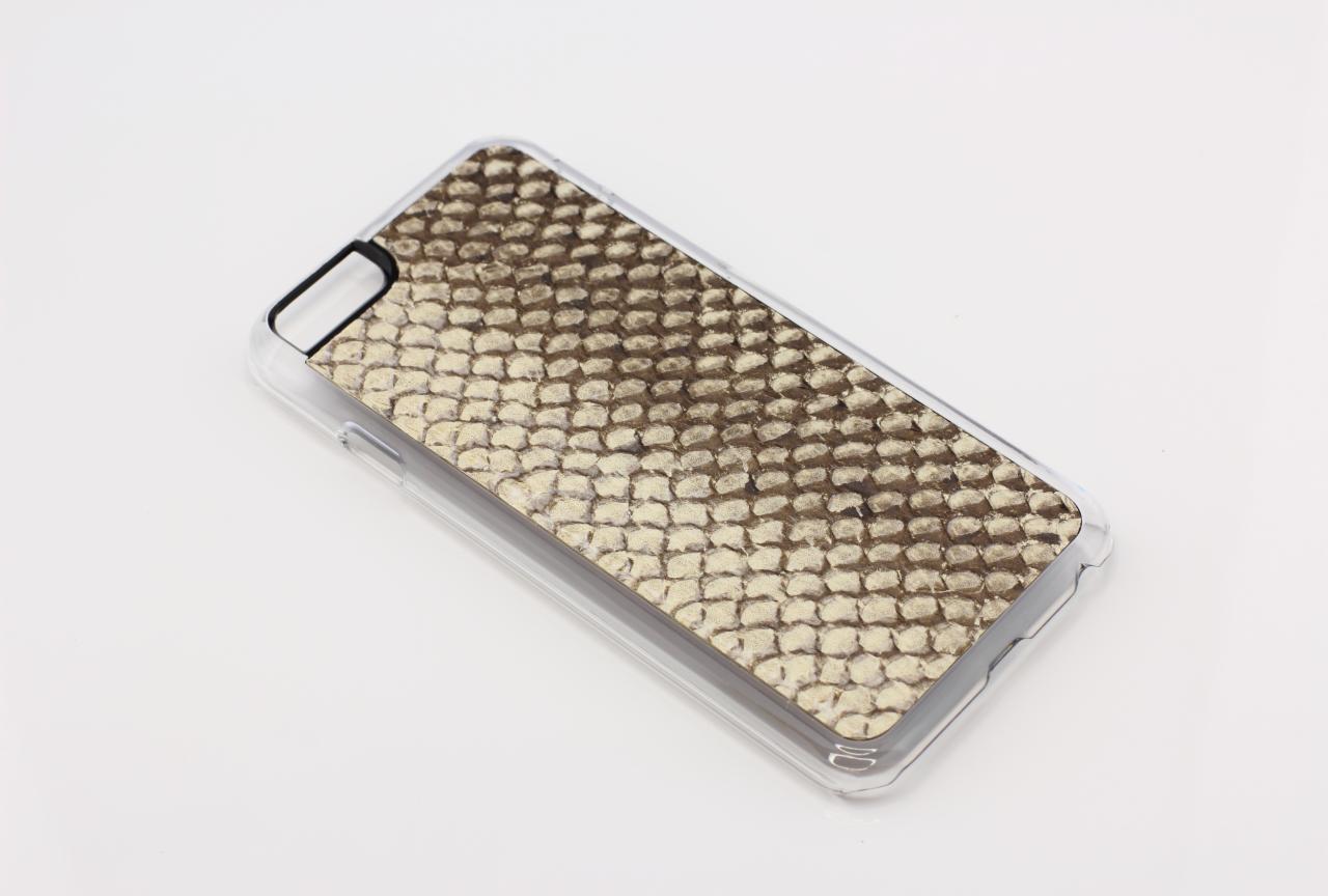 Przezroczyste etui na telefon z wzorem imitującym skórę węża w odcieniach beżu i brązu, leżące na białym tle.