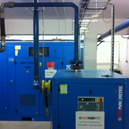 Niebieskie, przemysłowe instalacje sprężonego powietrza, z widocznymi rurami w Obornikach. Eko Mak Dryer i EKO 1320 VST.