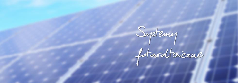 Rozmyte ujęcie paneli słonecznych na tle błękitnego nieba, z naniesionym białym tekstem 'Systemy fotowoltaiczne'.