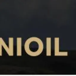 Logo Unioil Hurtownia Paliw na tle górskim. Złoty symbol kropli i napis Unioil, obok biały tekst Hurtownia Paliw. Stonowana kolorystyka, minimalistyczny design.