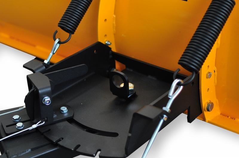 Szczegółowe ujęcie mechanizmu mocującego żółty pług do odśnieżania, widoczne sprężyny naciągowe, metalowe elementy konstrukcyjne i regulacja kąta nachylenia.
