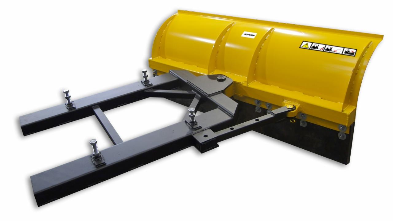 Żółty pług do odśnieżania mocowany do wózka widłowego, widoczne czarne metalowe mocowania i ostrze z czarnej gumy, na białym tle.