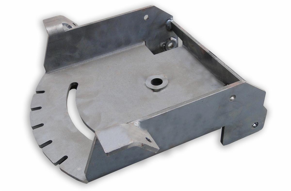 Surowa, metalowa konstrukcja spawana z elementami wyciętymi laserowo, widoczne spawy, otwory montażowe i podziałka kątowa, na białym tle.