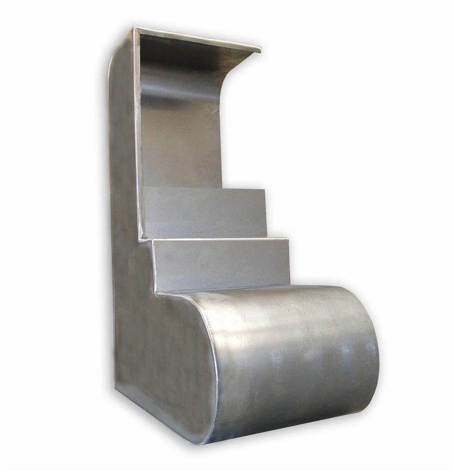 Metalowa konstrukcja schodkowa z zaokrągloną podstawą i górną osłoną, surowe wykończenie, widoczne spawy, na białym tle.