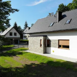 Nowoczesny dom z szarą dachówką i białymi ścianami, wykończony kamieniem, z oknami dachowymi i roletami zewnętrznymi, otoczony trawnikiem i ogrodzeniem.