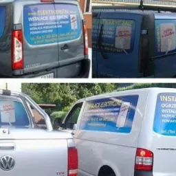 Flota firmowa: cztery różne samochody dostawcze z niebieską reklamą usług elektrycznych, w tym instalacji i pomiarów. Widoczne numery telefonów i adres e-mail.