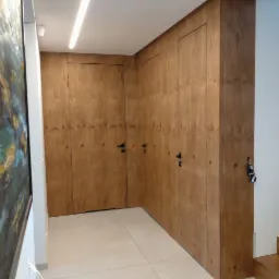 Zabudowa ściany z ukrytymi drzwiami