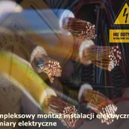 Przekrój kabli elektrycznych, multimetr w tle, znak ostrzegawczy 'Nie dotykać! Urządzenie elektryczne'. Instalacja elektryczna w trakcie montażu.