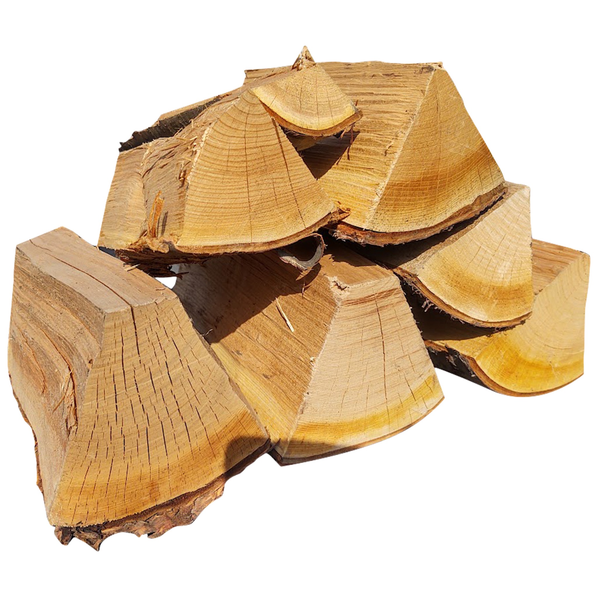 Ułożony stos rąbanego drewna o jasnym odcieniu, z widocznymi słojami i korą, oświetlony jasnym światłem słonecznym na białym tle.