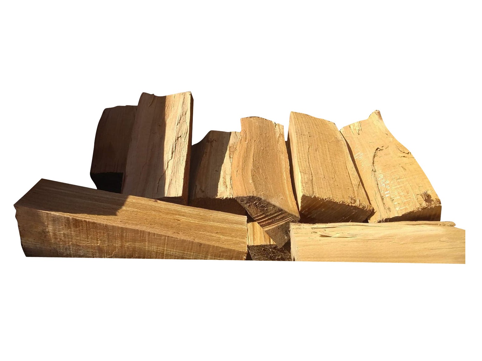 Ułożone klocki drewna kominkowego Buk w ciepłym oświetleniu, widoczne słoje i struktura drewna.