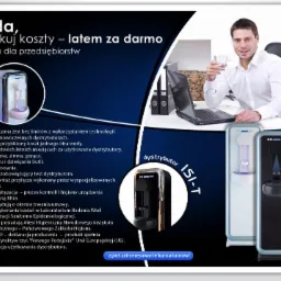 Mężczyzna w biurze trzyma szklankę wody na tle laptopa i dwóch nowoczesnych dystrybutorów wody, jeden czarny, drugi biały, prezentowanych na grafice reklamowej.