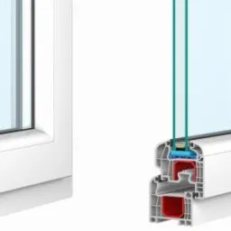 Przekrój dwóch białych ram okiennych z szybami zespolonymi, ukazujący ich wewnętrzną konstrukcję z elementami w kolorze czerwonym i niebieskim.