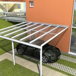 Zadaszenie tarasu lub wiata samochodowa z białymi ramami i przezroczystym dachem, chroniąca ciemnozielony samochód na tle pomarańczowego budynku z białymi ramami okiennymi.