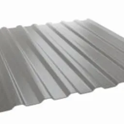 Szara blacha trapezowa o wyraźnym profilowaniu, ułożona diagonalnie na białym tle. Widoczne fale i krawędzie arkusza, podkreślone przez subtelne światłocienie.