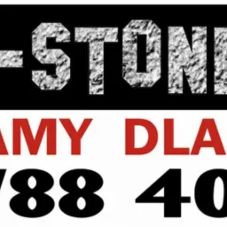 Logo firmy bruk-stone.pl z numerem telefonu i hasłem 'Układamy dla ciebie'. Czarno-biało-czerwona grafika reklamowa usług brukarskich.