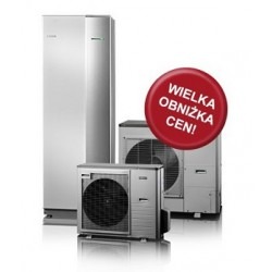 Trzy srebrne pompy ciepła różnych rozmiarów, z czerwoną naklejką 'Wielka obniżka cen!' na środkowej pompie, ustawione na białym tle.