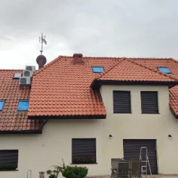 Zdjęcie przedstawia dwie połacie dachu, z których jedna została wyczyszczona i przygotowana do impregnacji.