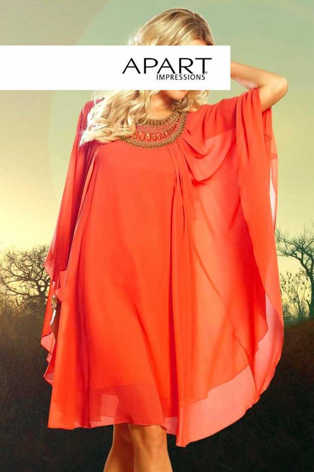 Modelka prezentuje zwiewną, pomarańczową sukienkę wieczorową z ozdobnym, złotym dekoltem na tle stylizowanego krajobrazu.