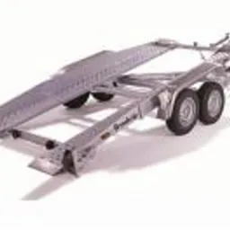 Kolaż: srebrny bus pasażerski, biały furgon dostawczy, pusta przyczepa laweta, logo TRANSBUS.eu na czarnym tle, grafika polisy ubezpieczeniowej OCP.