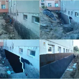 Czteropanelowe ujęcie izolacji fundamentów budynku mieszkalnego z czarną folią i białymi płytami izolacyjnymi, widoczne wykopy i piach.