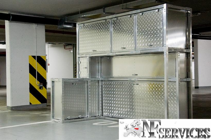 Aluminiowe szafki do zabudowy miejsc parkingowych i garażu, z ryflowaną powierzchnią, zamontowane w rogu parkingu podziemnego, widoczny słup z oznaczeniami ostrzegawczymi.
